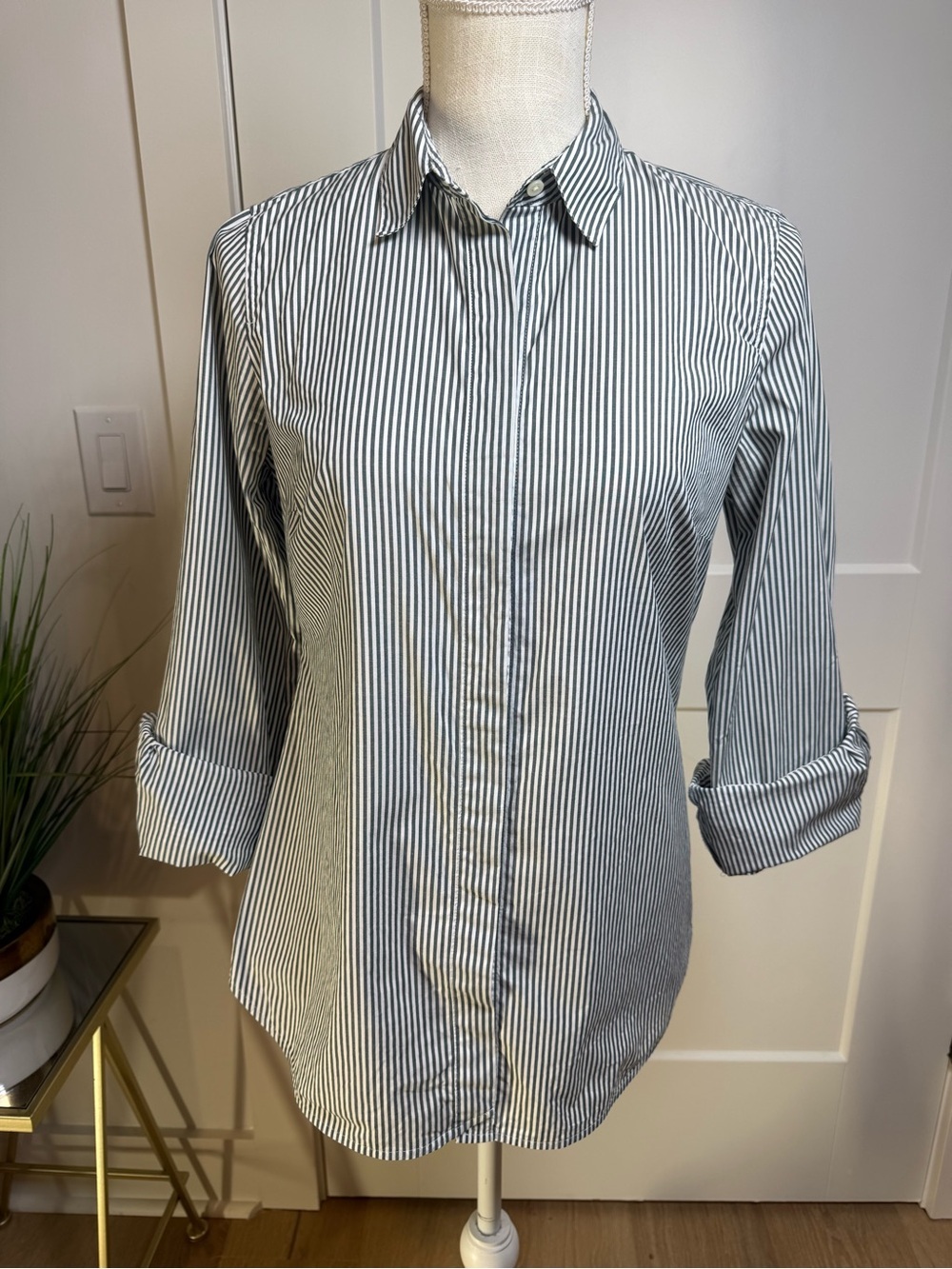 J.Crew gray White Striped Button-Up Shirt Size 4 Stretch Cotton Career Classic